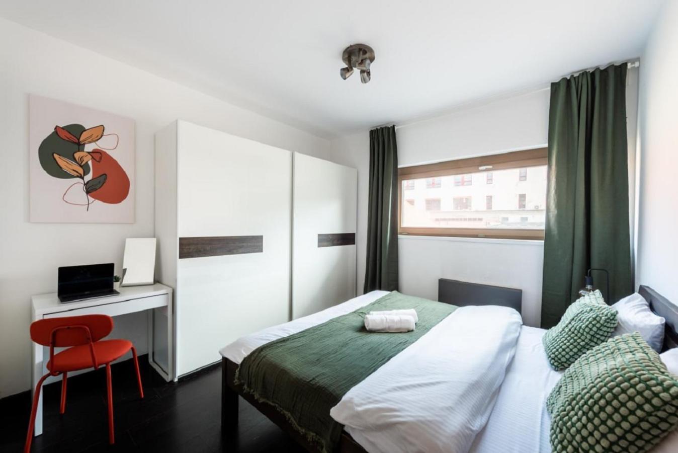 Apartments With Large Balcony, Parking Prag Dış mekan fotoğraf